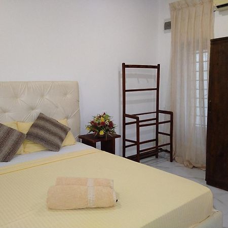 Living Home Negombo Phòng bức ảnh