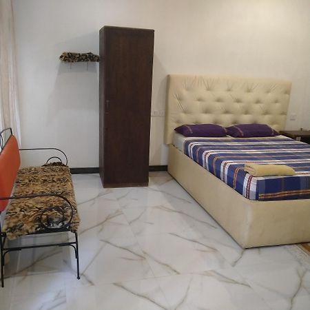 Living Home Negombo Phòng bức ảnh
