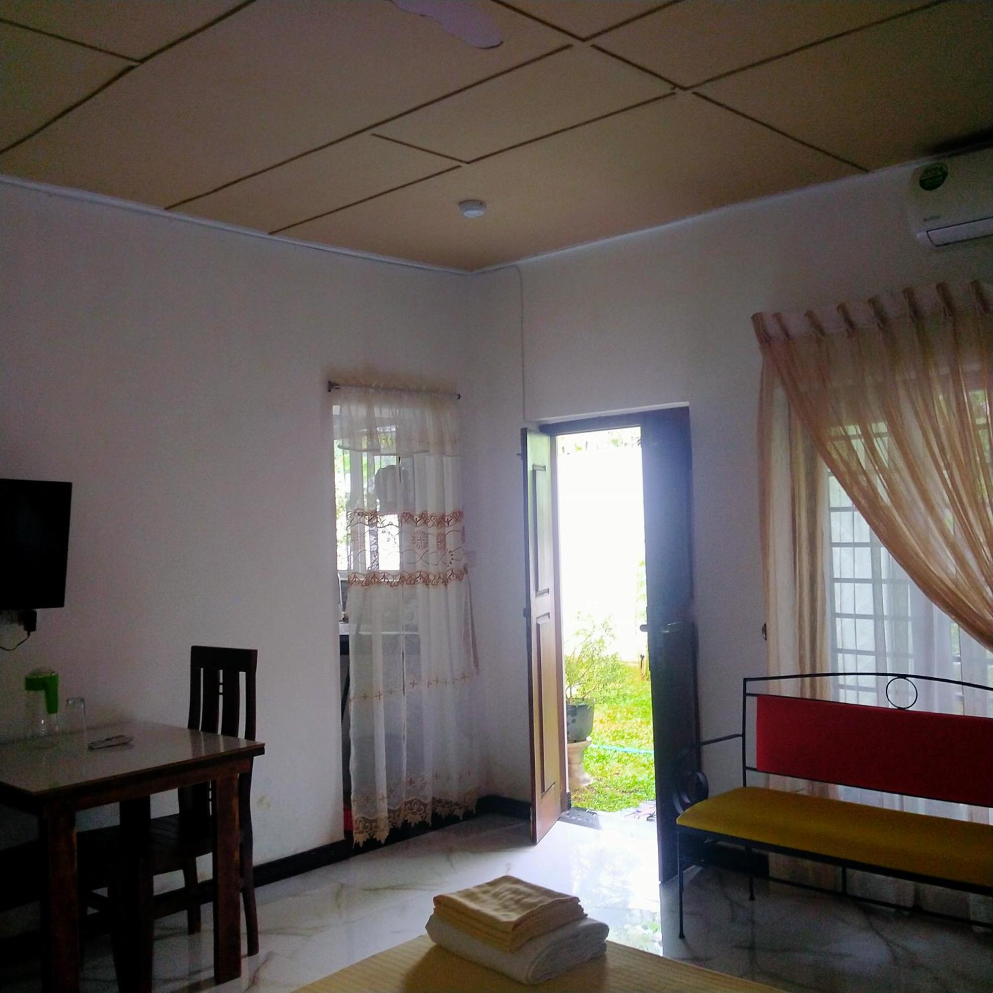 Living Home Negombo Phòng bức ảnh