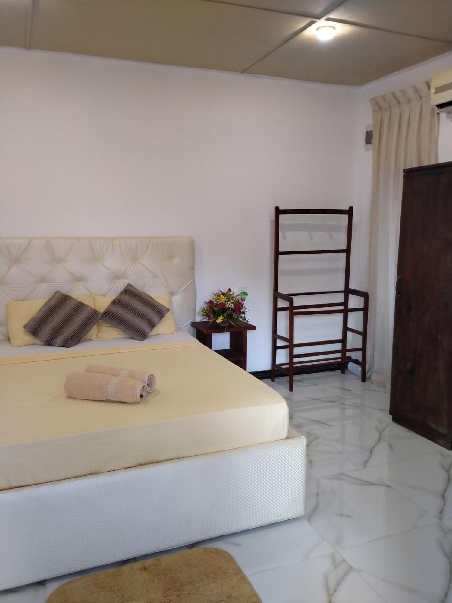 Living Home Negombo Phòng bức ảnh