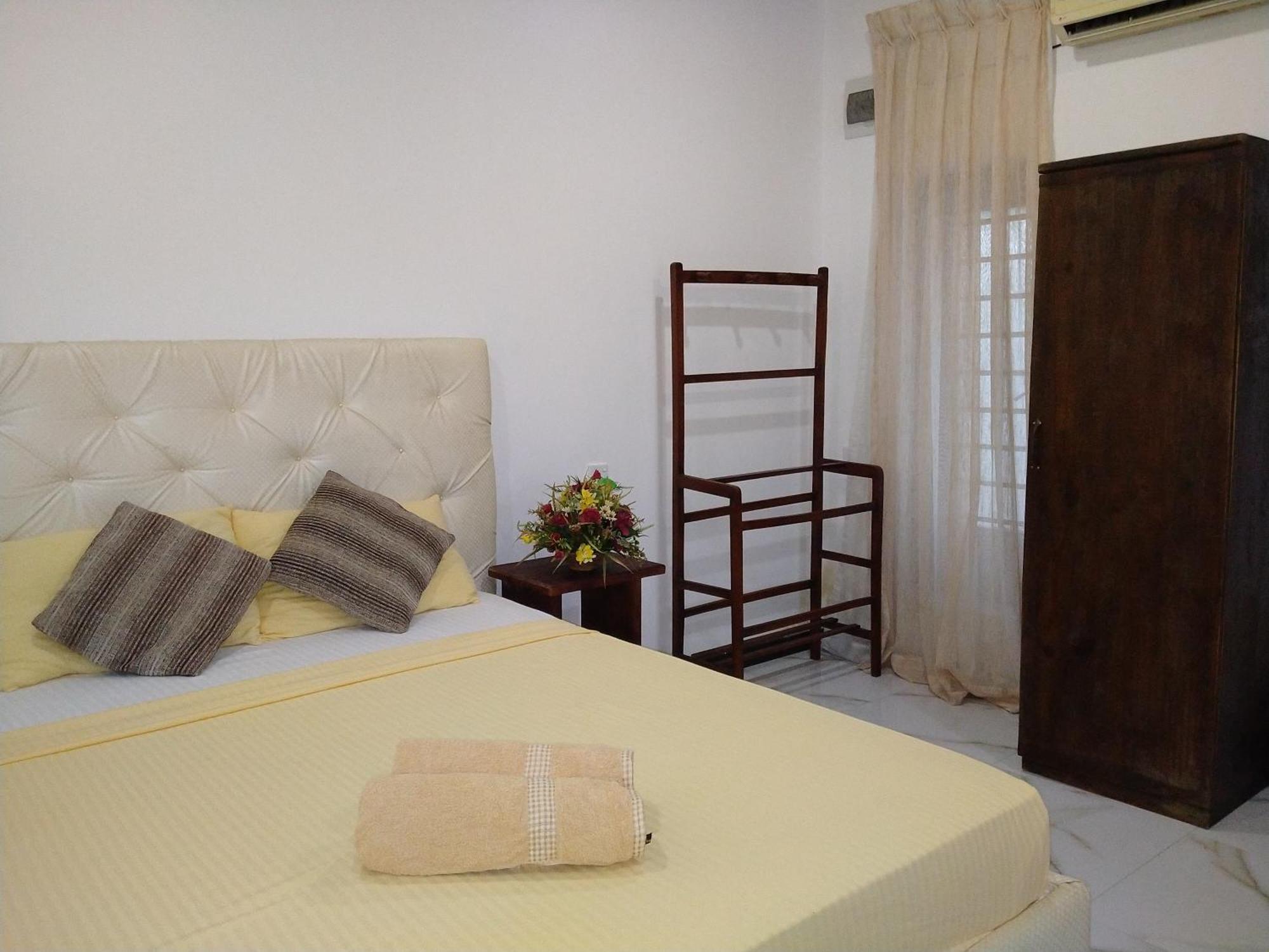 Living Home Negombo Phòng bức ảnh
