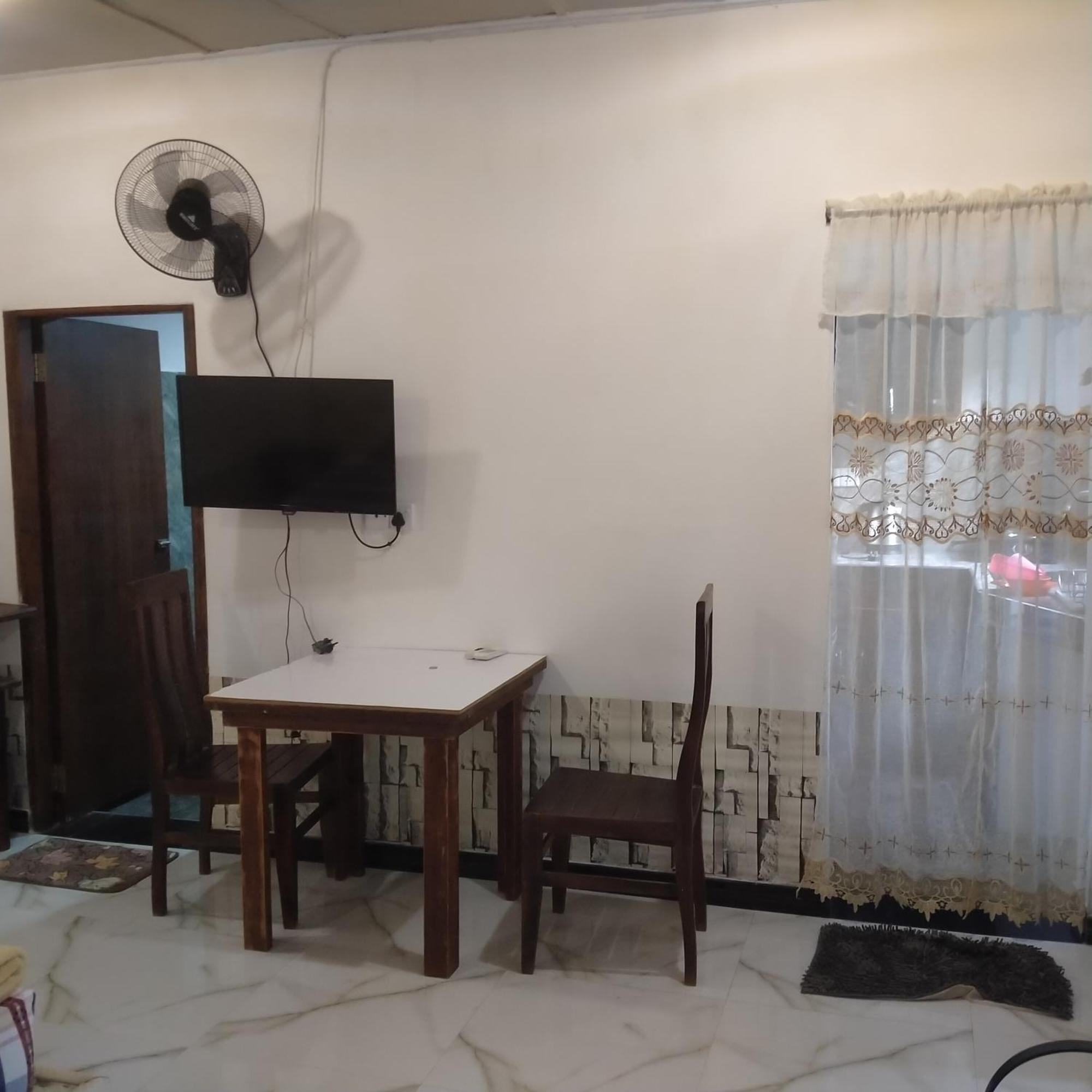 Living Home Negombo Phòng bức ảnh