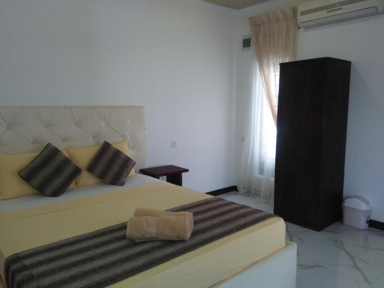 Living Home Negombo Phòng bức ảnh