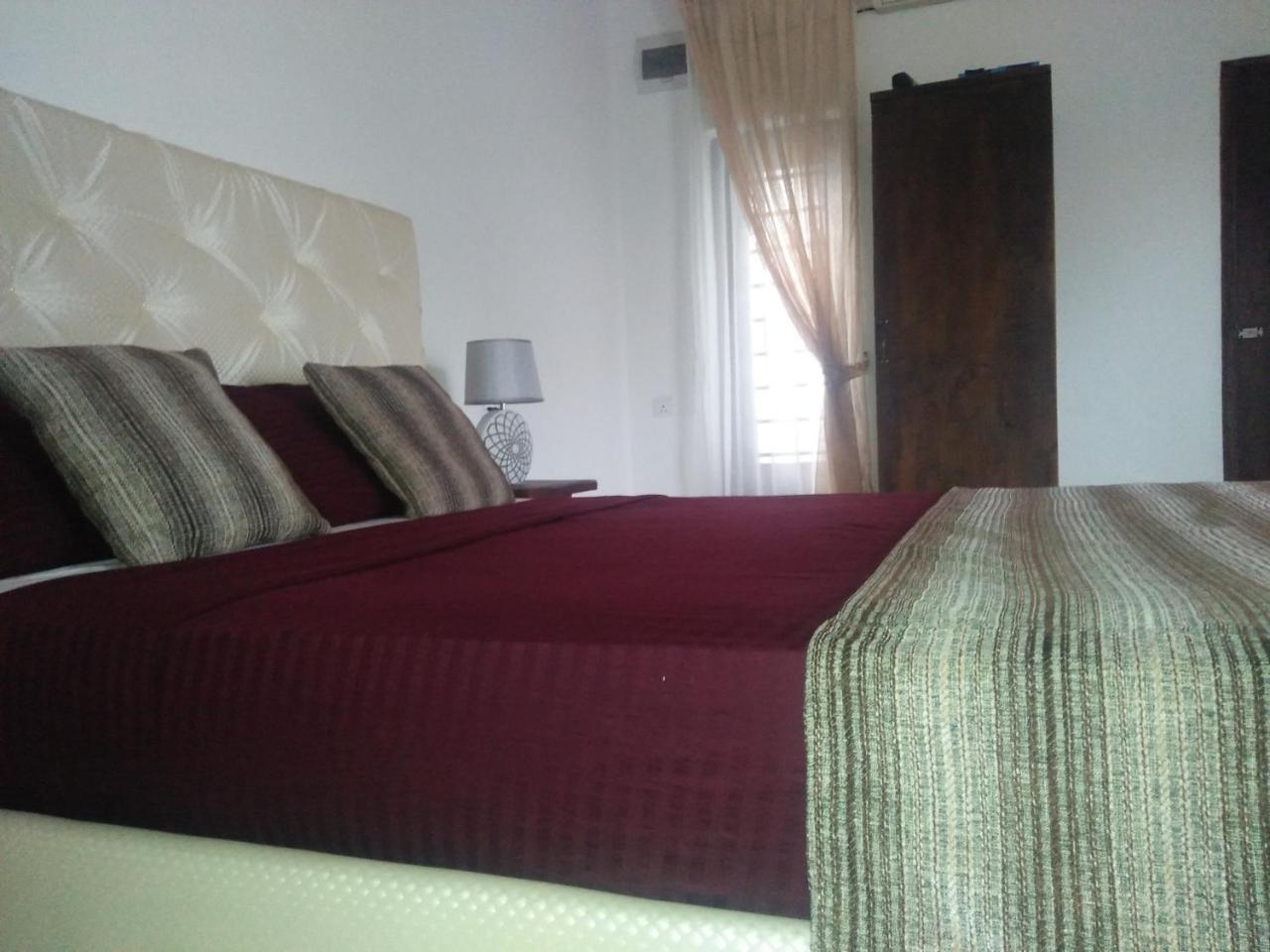 Living Home Negombo Phòng bức ảnh